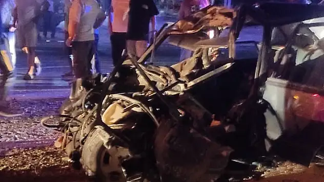 Mersin'de otomobil önce yayaya ardından tıra çarptı 2 ölü, 1 yaralı
