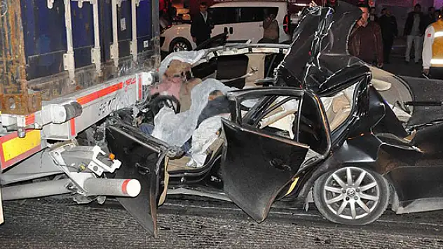 Mersin'de otomobil tıra çarptı: 5 ölü