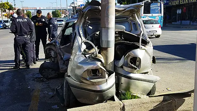 Mersin'de otomobilin aydınlatma direğine çarptığı kazada 1'i ağır 2 kişi yaralandı


