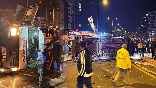 Mersin'de otomobille çarpışan ambulans devrildi: 7 yaralı
