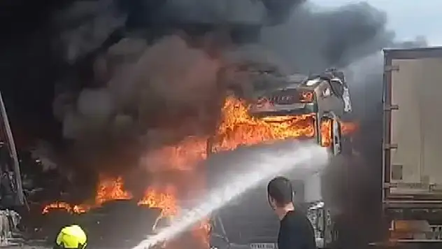 Mersin'de park halindeki 3 tır alev alev yandı
