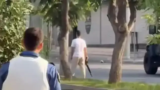 Mersin'de polis merkezi önünde hareketlilik! Bir kişi vuruldu
