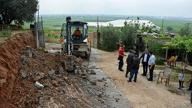 Mersin'de sağanak ve fırtına istinat duvarı otomobilin üzerine devrildi
