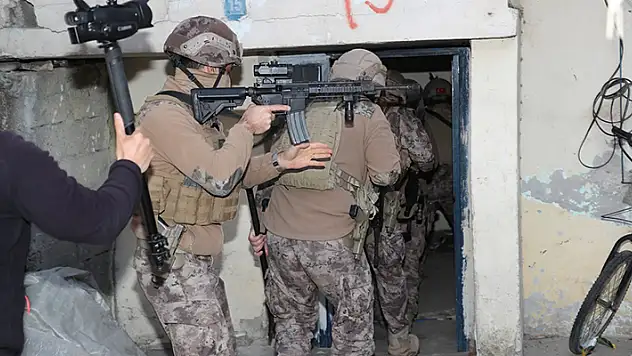 Mersin'de sanal dolandırıcılara eş zamanlı operasyon: 19 gözaltı

