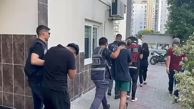 Mersin'de sazan sarmalı, şantaj ve kapora dolandırıcılığında 1 tutuklama, 3 ev hapsi
