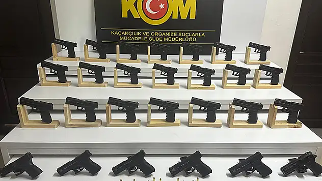 Mersin'de seri numarası silinmiş 27 ruhsatsız Glock, ele geçirildi

