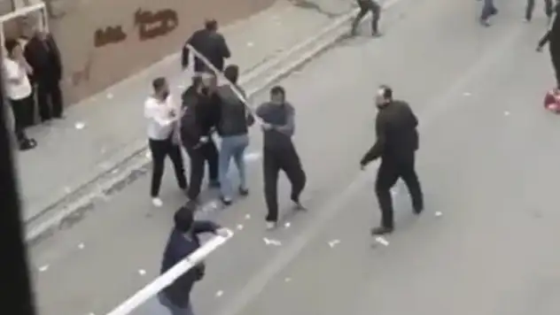 Mersin'de Suriyelilerin taşlı sopalı kavgası kamerada
