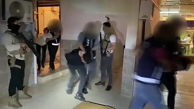 Mersin'de 'tehdit' ihbarına giden polis, aranan 5 şüpheliyi yakaladı
