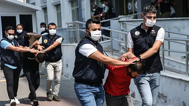 Mersin'de terör örgütü elebaşı lehine slogan atan 10 şüpheli tutuklandı

