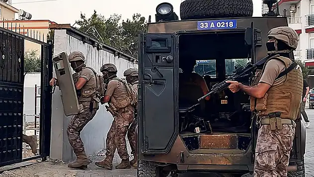 Mersin'de terör örgütü PKK'ya destek sağlayan 19 zanlıya yönelik operasyon düzenlendi
