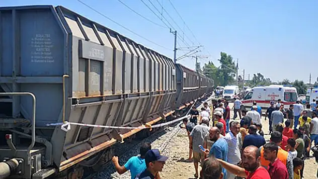 Mersin'de tren servis minibüsüne çarptı!