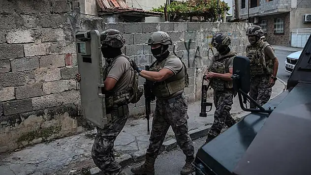 Mersin'de uyuşturucu satıcılarına yönelik operasyonda 27 zanlı yakalandı
