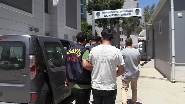 Mersin'de yedieminden çaldıkları araçları Adana'ya götürürken yakalandılar
