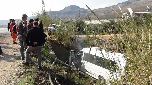 Mersin'de yolcu minibüsü ile otomobil çarpıştı: 1 ölü, 13 yaralı
