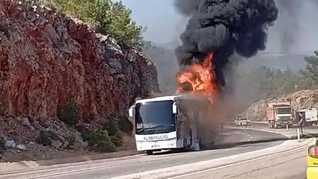 Mersin'de yolcu otobüsü alev alev yandı o anlar kamerada
