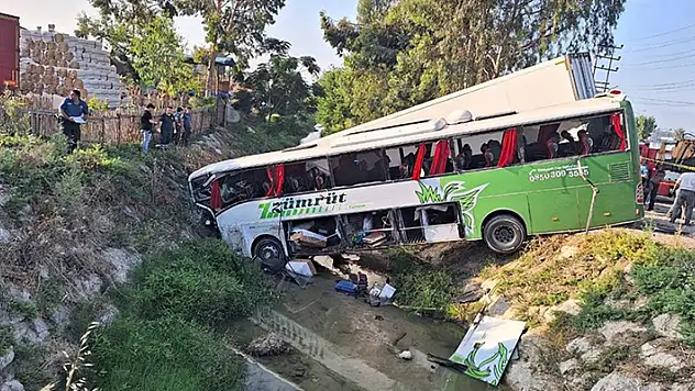 Mersin'de yolcu otobüsü kamyonla çarpıştı, otobüs şoförü öldü, 28 kişi yaralandı
