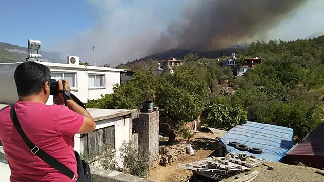 Mersin'deki orman yangını sürüyor: 30 ev boşaltıldı
