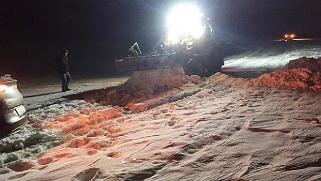 Mersin'den Konya'ya gelmek üzere yola çıkan  Meksikalı ailenin aracı kara saplandı