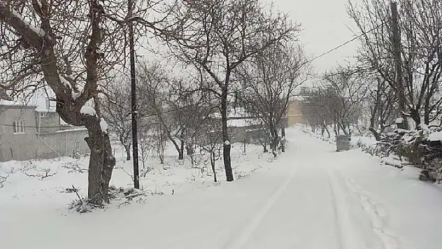 Mersin'in ilçelerinde kar yağışı etkili oluyor
