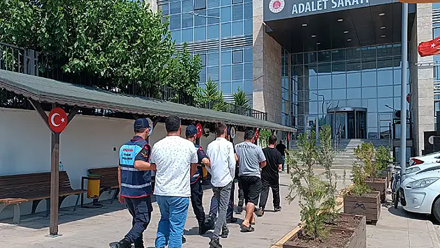 Mersin merkezli 2 ilde göçmen kaçakçılığı operasyonu: 5 gözaltı
