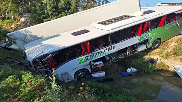 Mersin'de 2 kişinin öldüğü, 27 kişinin yaralandığı feci kaza kamerada
