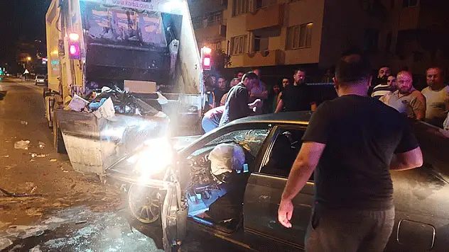 Mersin'de alkollü sürücünün çöp aracına çarptığı kazada 1 temizlik personeli öldü 4'ü yaralandı