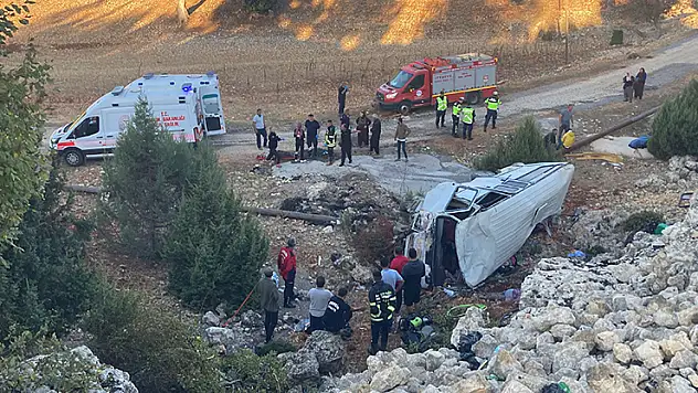 Mersin'de işçi servisi şarampole devrildi: 5 ölü, 14 yaralı
