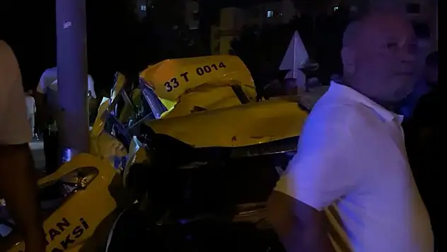 Mersin'de kontrolden çıkan taksi elektrik direğine çarptı: 2 ölü