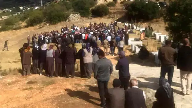 Mersin'de öldürülen baba ile oğlu ve gelini toprağa verildi

