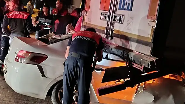 Mersin'de otomobil, park halindeki tırın altına girdi: 2 ölü