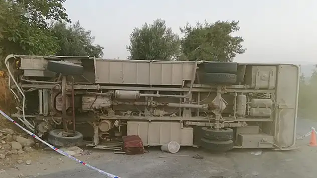 Mersin'de tarım işçilerini taşıyan midibüs freni patladıktan sonra devrildi: 1 ölü, 16 yaralı
