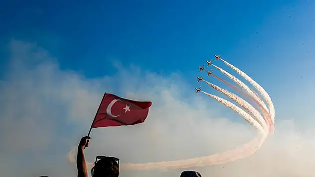 Mersin'de Türk Yıldızları'ndan muhteşem gösteri