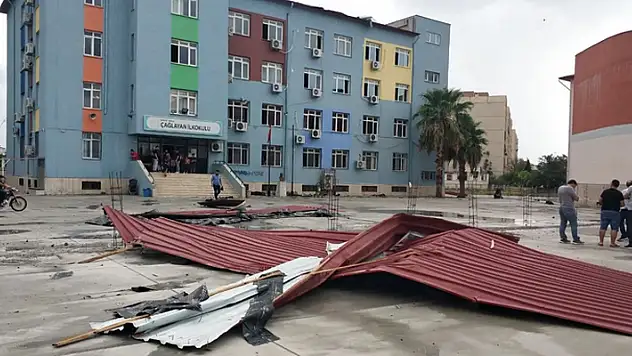 Mersin'de yağmur ve fırtına etkili oldu! Okulun çatısı uçtu