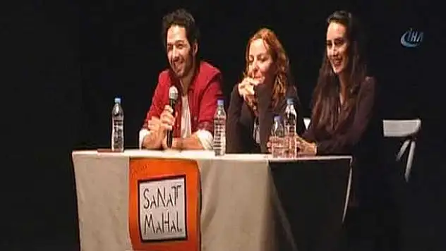 Mert Fırat ve Melisa Sözen hayranlarıyla buluştu