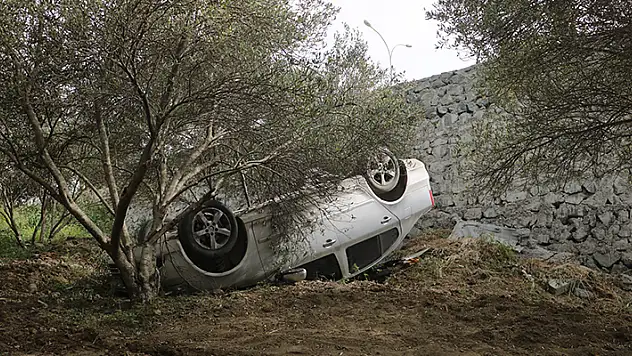 Mesaiye giderken kaza yapan kadın sürücü, 5 metrelik istinat duvarından uçtu
