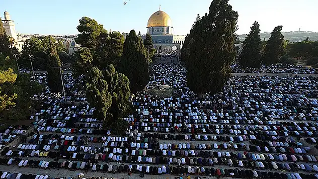 Mescid-i Aksa'da bayram namazı 100 bin kişiyle kılındı
