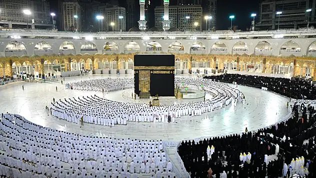Mescid-i Haram'da sosyal mesafesiz ilk namaz kılındı
