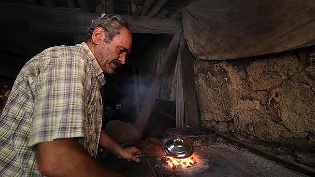 Mesleğinin son temsilcisi 45 yıllık kalaycı işlere yetişemiyor
