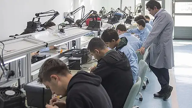 Meslek liseleri, yılın ilk 4 ayında ekonomiye 1 milyar 349 milyon lira katkı sağladı
