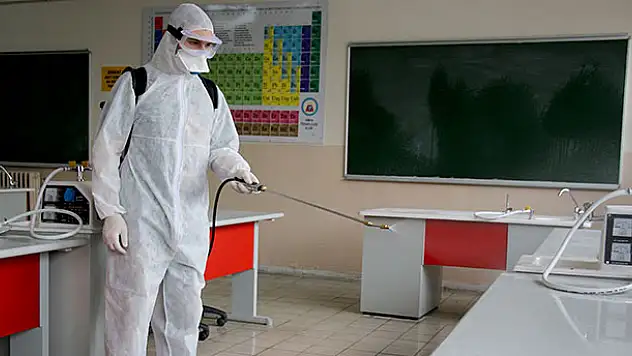 Meslek lisesi öğrencileri koronavirüse karşı dezenfektan üretti
