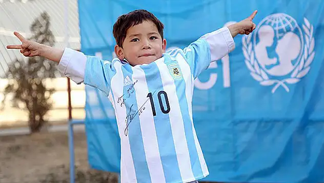 Messi'den Afgan çocuğa imzalı forma