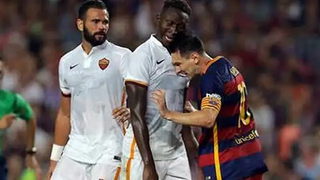 Messi rakibine kafa attı!