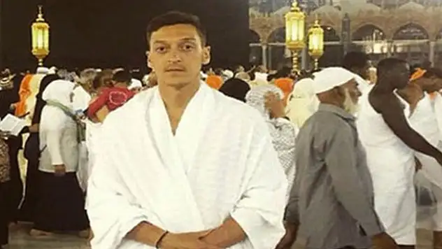Mesut Özil Umre'ye gitti