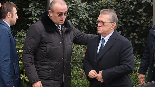 Mesut Yılmaz oğlunu son yolculuğuna uğurluyor