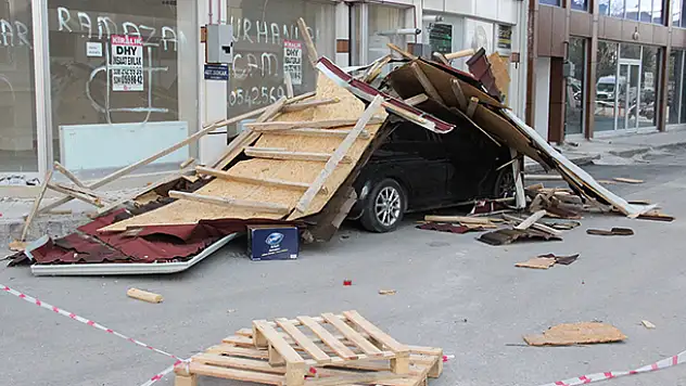Meteoroloji bölgeyi uyarmıştı! Karaman'da şiddetli rüzgarın uçurduğu çatı otomobilin üzerine düştü