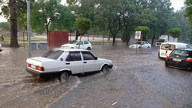 Meteorolojiden Batı Anadolu ve Karadeniz'de kuvvetli sağanak uyarısı
