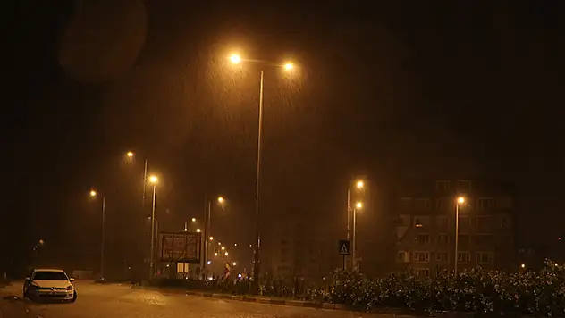 Meteorolojinin turuncu kodlu uyarı verdiği Hatay'da bardaktan boşalırcasına yağmur yağdı
