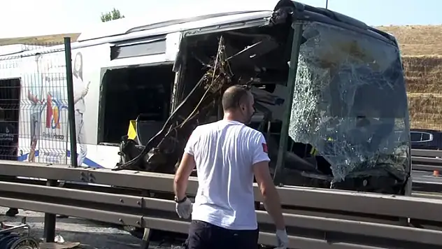Metrobüs bariyerlere çarptı, 2 kişi metrobüs altında kaldı
