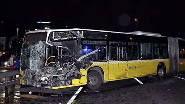 Metrobüs minibüsle çarpıştı