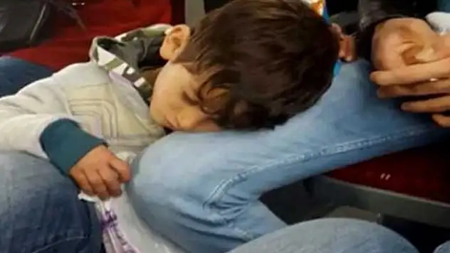 Metrobüste yürek burkan fotoğraf